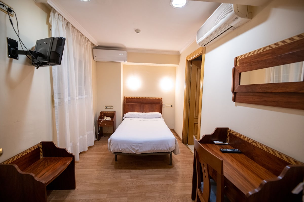 Single Room | Desk, free WiFi, individually decorated, individually furnished