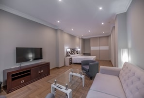 Deluxe-Zimmer | Individuell dekoriert, individuell eingerichtet, Schreibtisch