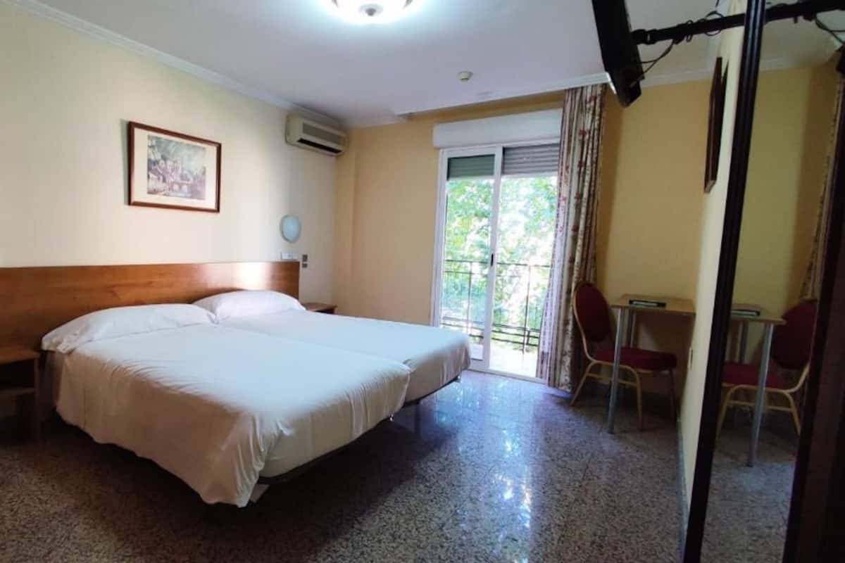 City Double or Twin Room | Desk, free WiFi, individually decorated, individually furnished