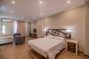 Deluxe-Zimmer | Individuell dekoriert, individuell eingerichtet, Schreibtisch