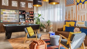 Une table de billard, un espace salon et un bar offrant divers services et équipements.
