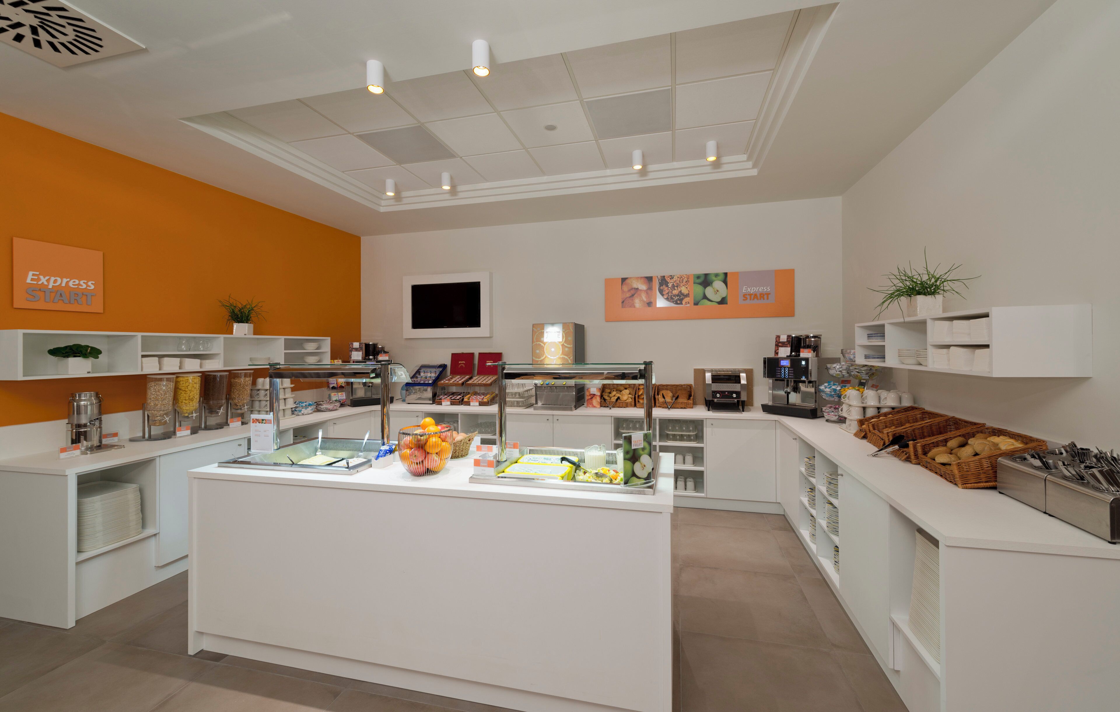 Een buffetgedeelte met diverse gerechten en een koffiehoek.