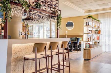 Bar (on property). Holiday Inn Express Antwerp City-North by IHG