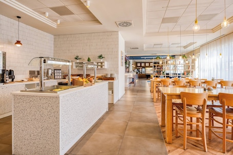 Café da manhã com buffet grátis todos os dias. Holiday Inn Express Antwerp City-North by IHG