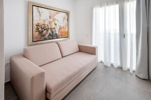 In-room safe, individually decorated, individually furnished -  Orizontes Hotel Santorini (Santorini)