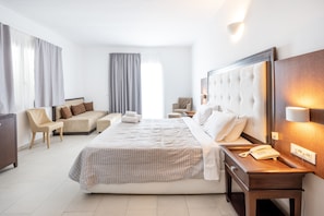 In-room safe, individually decorated, individually furnished -  Orizontes Hotel Santorini (Santorini)