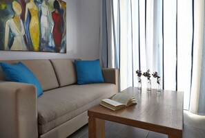 Junior Suite | Área de sala de estar | Televisión 