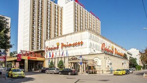 Ein großes Hotel mit mehreren Etagen und einer auffälligen Kasino-Beschilderung.