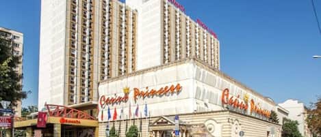 Un hotel grande con varios pisos y un llamativo letrero de casino.