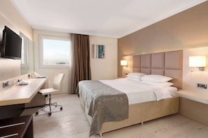 Business Room, 1 King Bed, Non Smoking (Newly Refurnished) | Desk, free WiFi, bed sheets