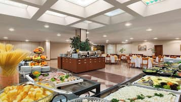 Se sirven desayunos, comidas y cenas