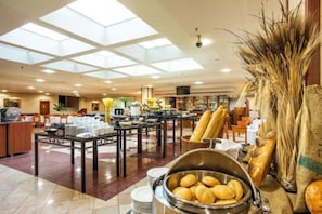 Déjeuner, dîner et souper servis sur place