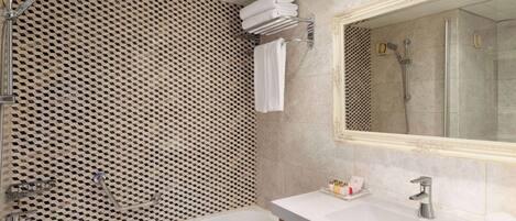 Un baño moderno con una bañera independiente, un espejo grande y una zona de ducha.