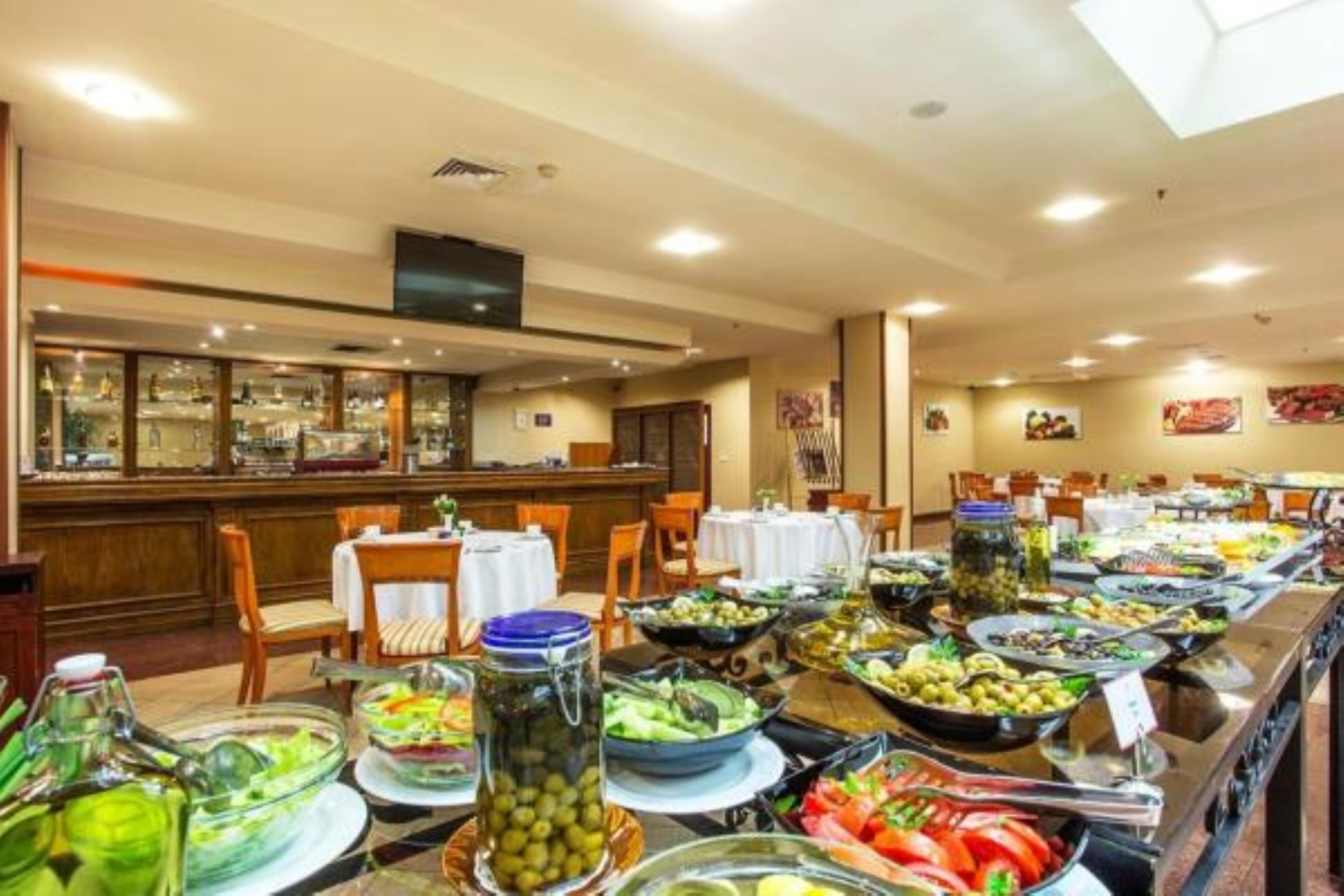 Montaje de bufé con diferentes opciones de comida y una zona de bar.