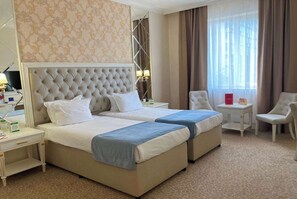 In-room safe, desk, laptop workspace, blackout curtains - Ramada by Wyndham Plovdiv Trimontium (Plovdiv)