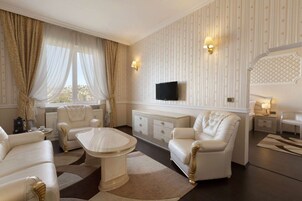 Habitación presidencial, 1 cama de matrimonio grande | Caja fuerte, escritorio, espacio para trabajar con un portátil