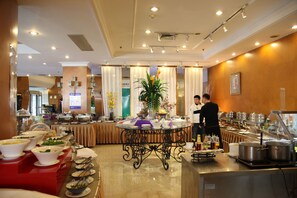 Daily buffet breakfast (CNY 85 per person)