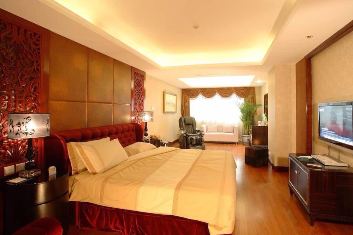 Minibar, in-room safe, desk, blackout drapes