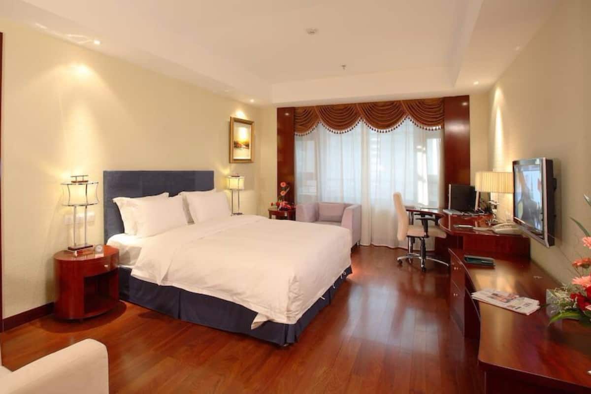 Minibar, in-room safe, desk, blackout drapes