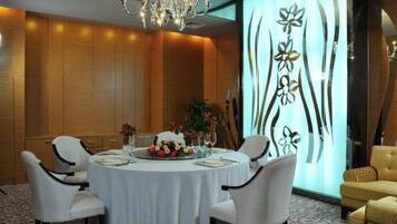 3 restaurants, breakfast, lunch, dinner served; Chinese cuisine