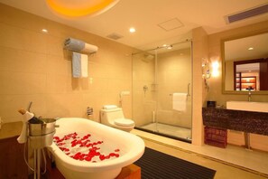 Suite Deluxe, 1 cama doble (EQC) | Baño | Ducha y bañera combinadas y cabezal de ducha tipo lluvia