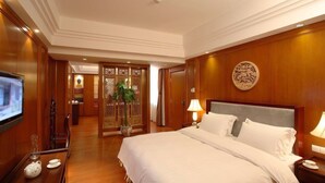 Deluxe kamer, 1 kingsize bed (EQC) | Een minibar, een kluis op de kamer, een bureau, verduisterende gordijnen