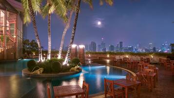Poolside bar