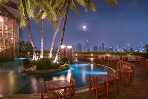 Poolside bar