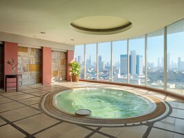 Luxury-Suite | Badezimmer | Kostenlose Toilettenartikel, Haartrockner, Hausschuhe, Bidet