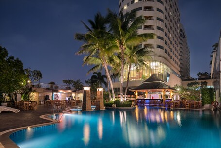 Poolside bar