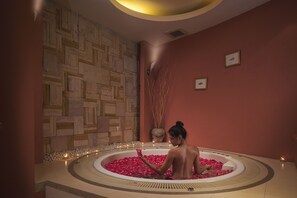 Bañera de hidromasaje, baño turco, tratamientos corporales 