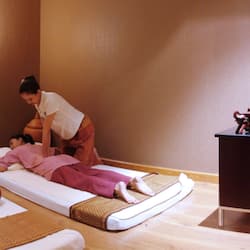 Bubbelpool, ångbastu, kroppsbehandlingar, aromaterapi och thaimassage