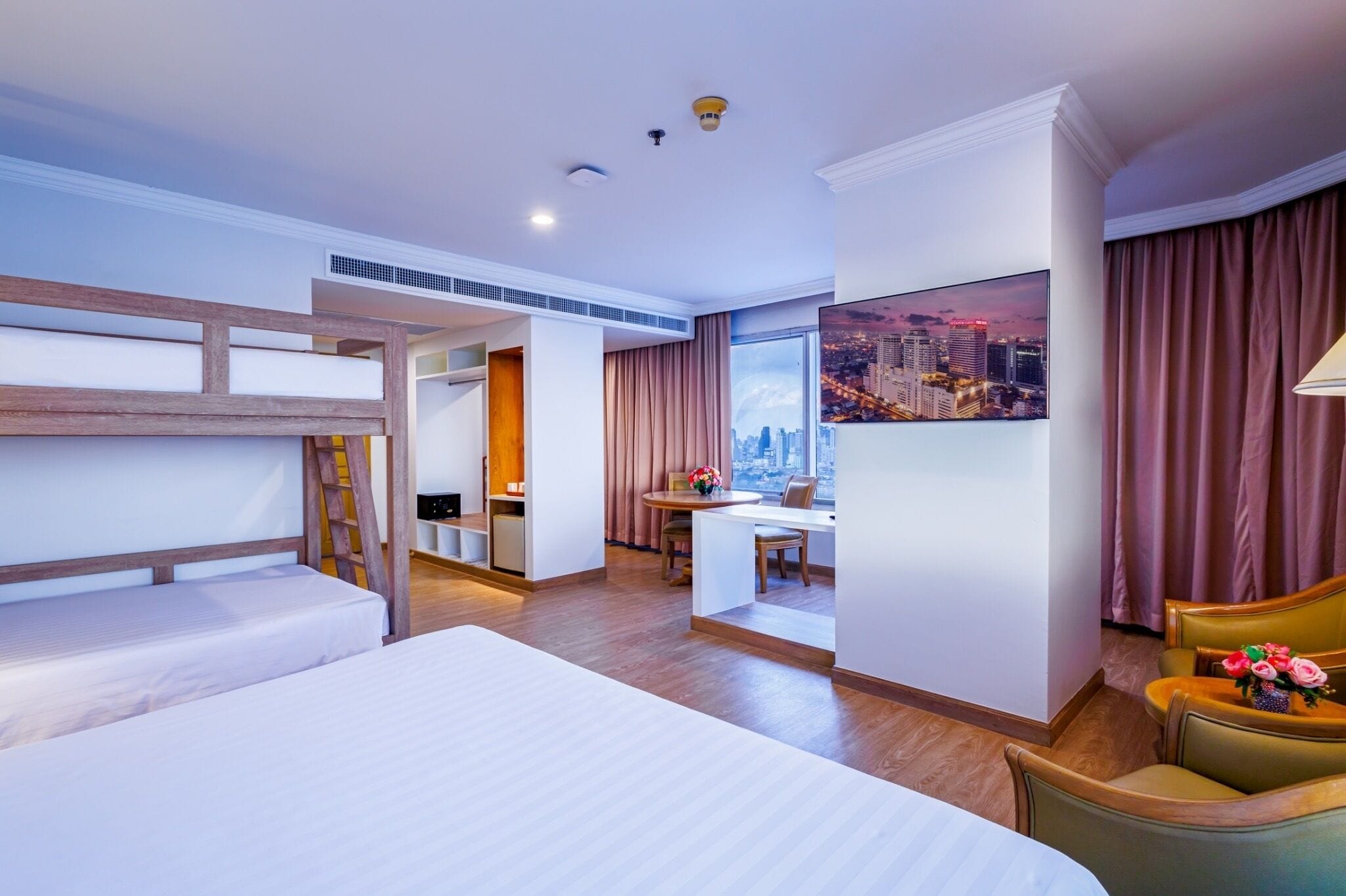 ห้องแฟมิลี่, หลายเตียง | ตู้นิรภัยในห้องพัก, โต๊ะทำงาน, ผ้าม่านกันแสง, เปล/เตียงเด็กอ่อน (ฟรี)