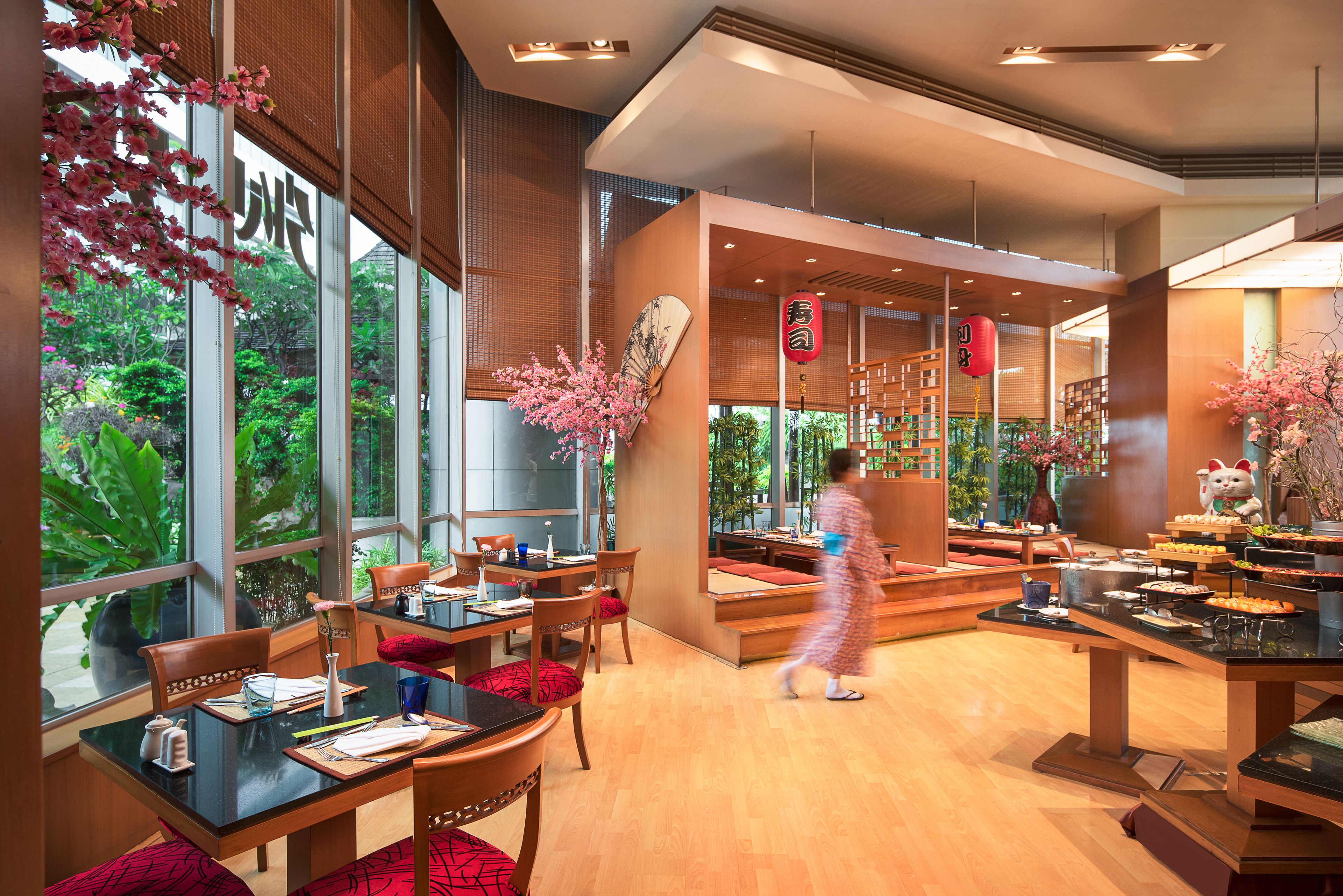 Breakfast and lunch served