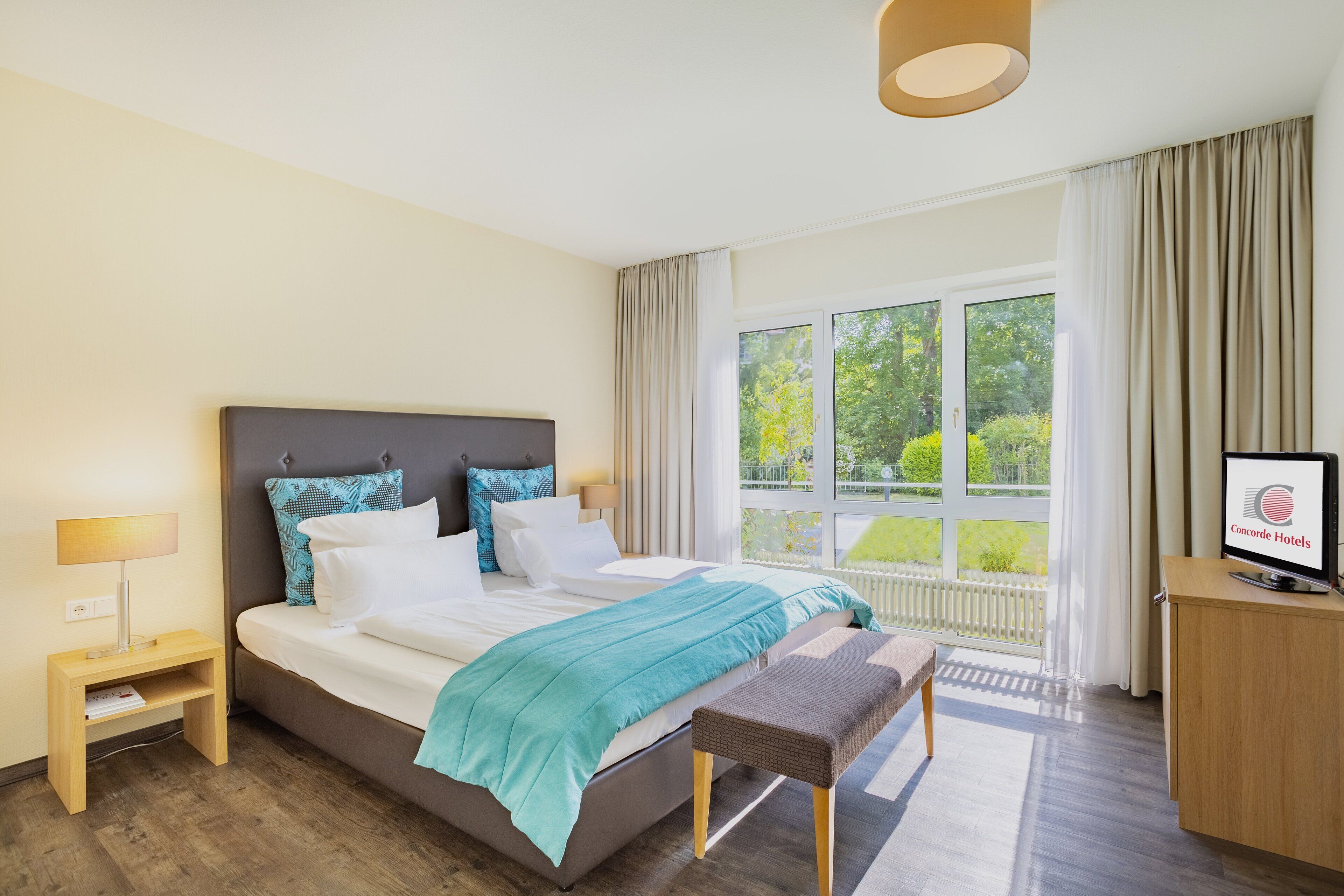 Zimmersafe, Schreibtisch, Verdunkelungsvorhänge, schallisolierte Zimmer