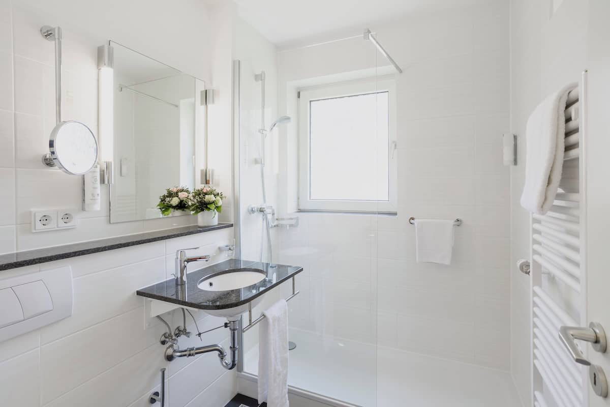 suite, garden view | bathroom | shower, free toiletries, hair dryer, towels