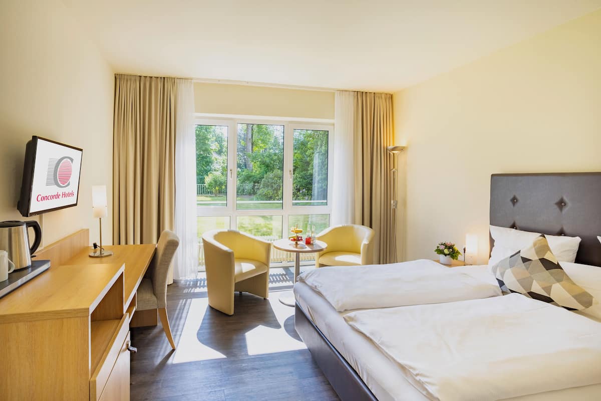 business double room, garden view | 1 bedroom, in-room safe, desk, blackout curtains