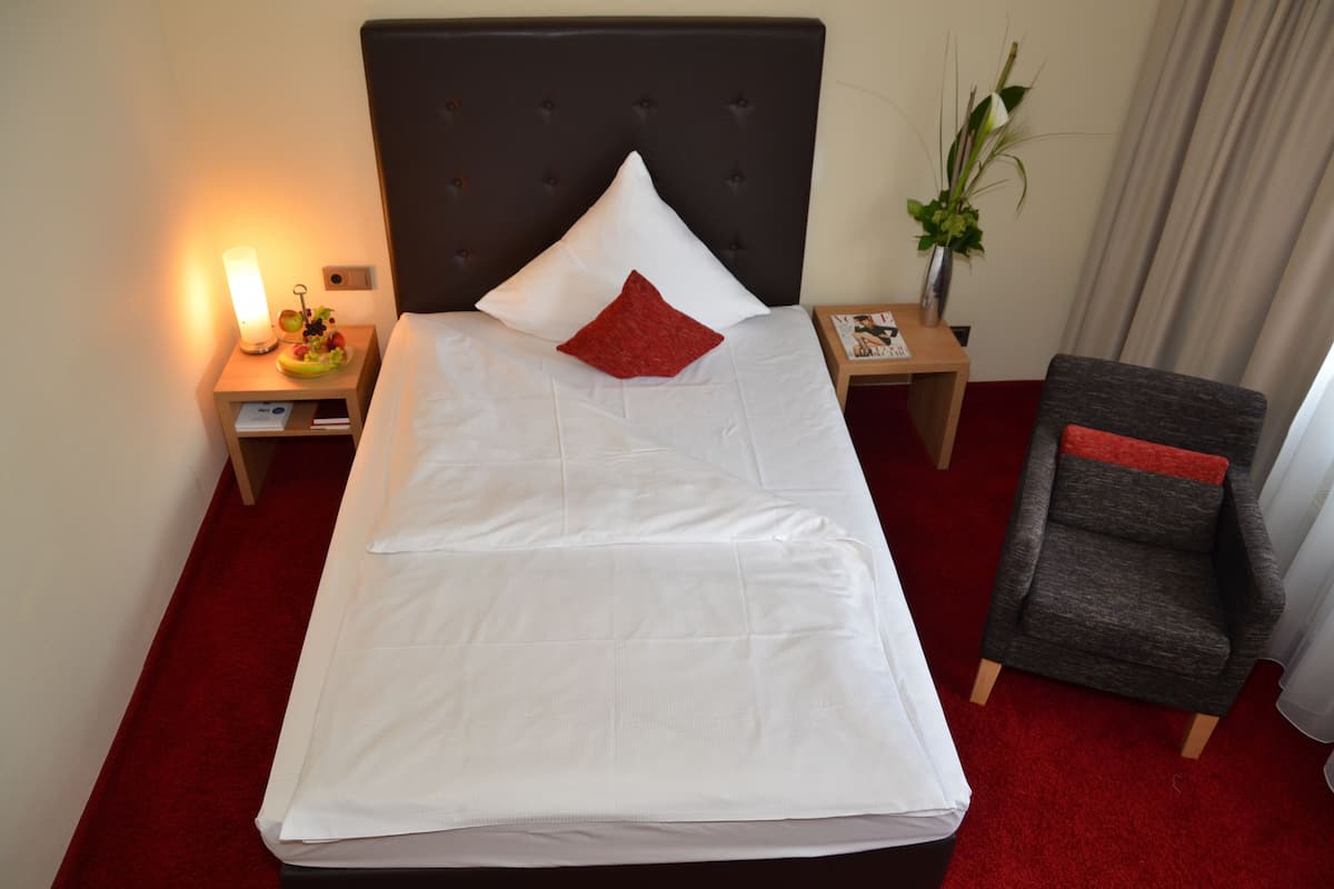 Standard Single Room | In-room safe, desk, blackout drapes, soundproofing