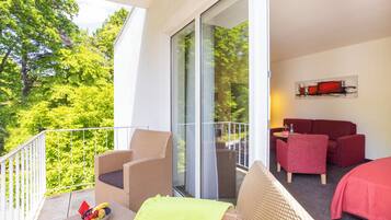 Suite, Garden View | 1 bedroom, in-room safe, desk, blackout drapes