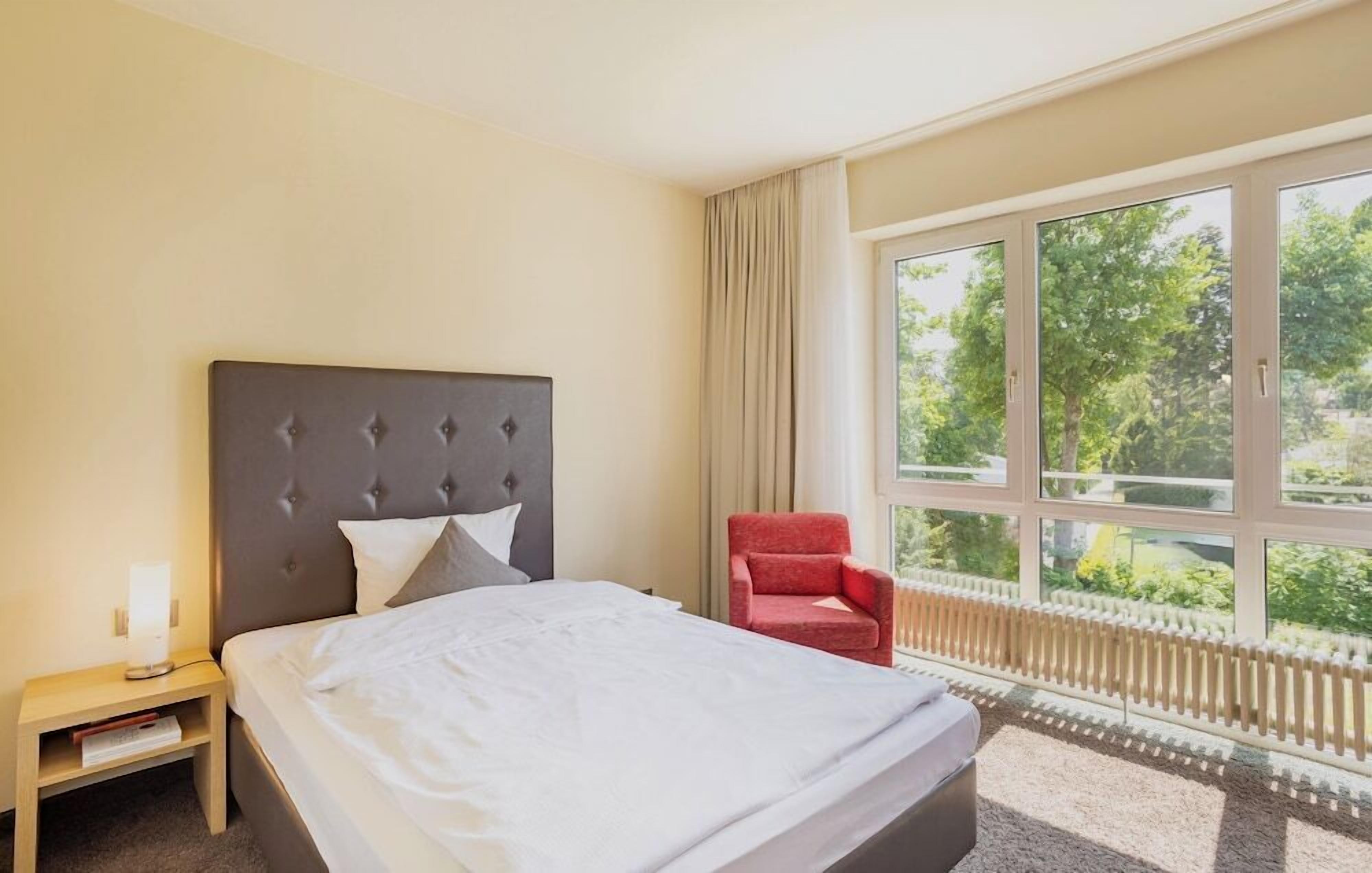 Een kluis op de kamer, een bureau, verduisterende gordijnen