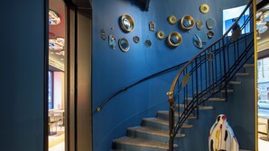 Eine Treppe mit blauer Wand und verzierten Spiegeln.