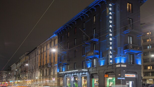 Ein historisches Gebäude mit einer klassischen Fassade, einem Restaurant im Erdgeschoss und einem gut sichtbaren Eingang.