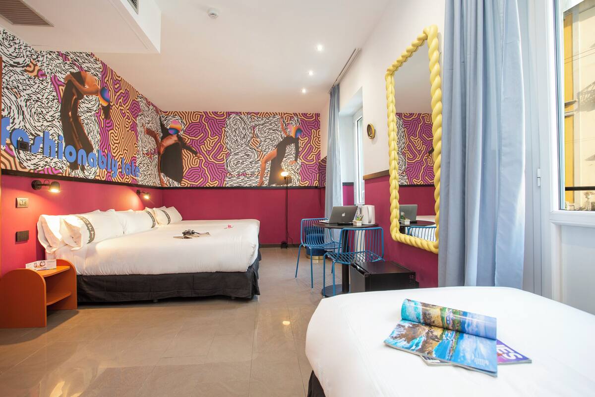 Kamar Quadruple, pemandangan kota | Seprai premium, selimut bulu angsa, dan meja kerja