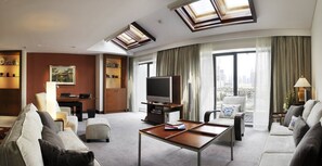 Minibar, brankas, meja kerja, dan tirai kedap cahaya