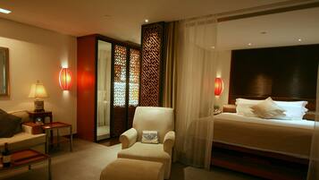 Studiolejlighed - ved sø | Minibar, pengeskab på værelset, skrivebord, mørklægningsgardiner