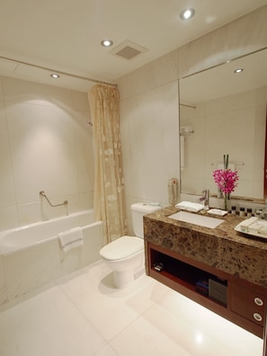 A modern bathroom with a bathtub, toilet, and vanity with a mirror. - 88 Xintiandi Boutique Hotel Shanghai (Shanghai)