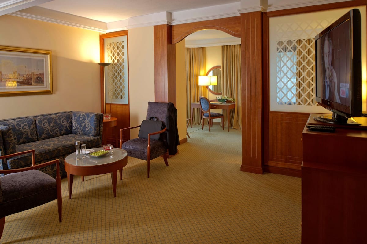junior suite (corner, lounge access) | city view