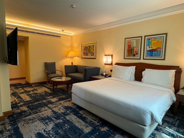 Minibar, caja de seguridad en la habitación y escritorio 