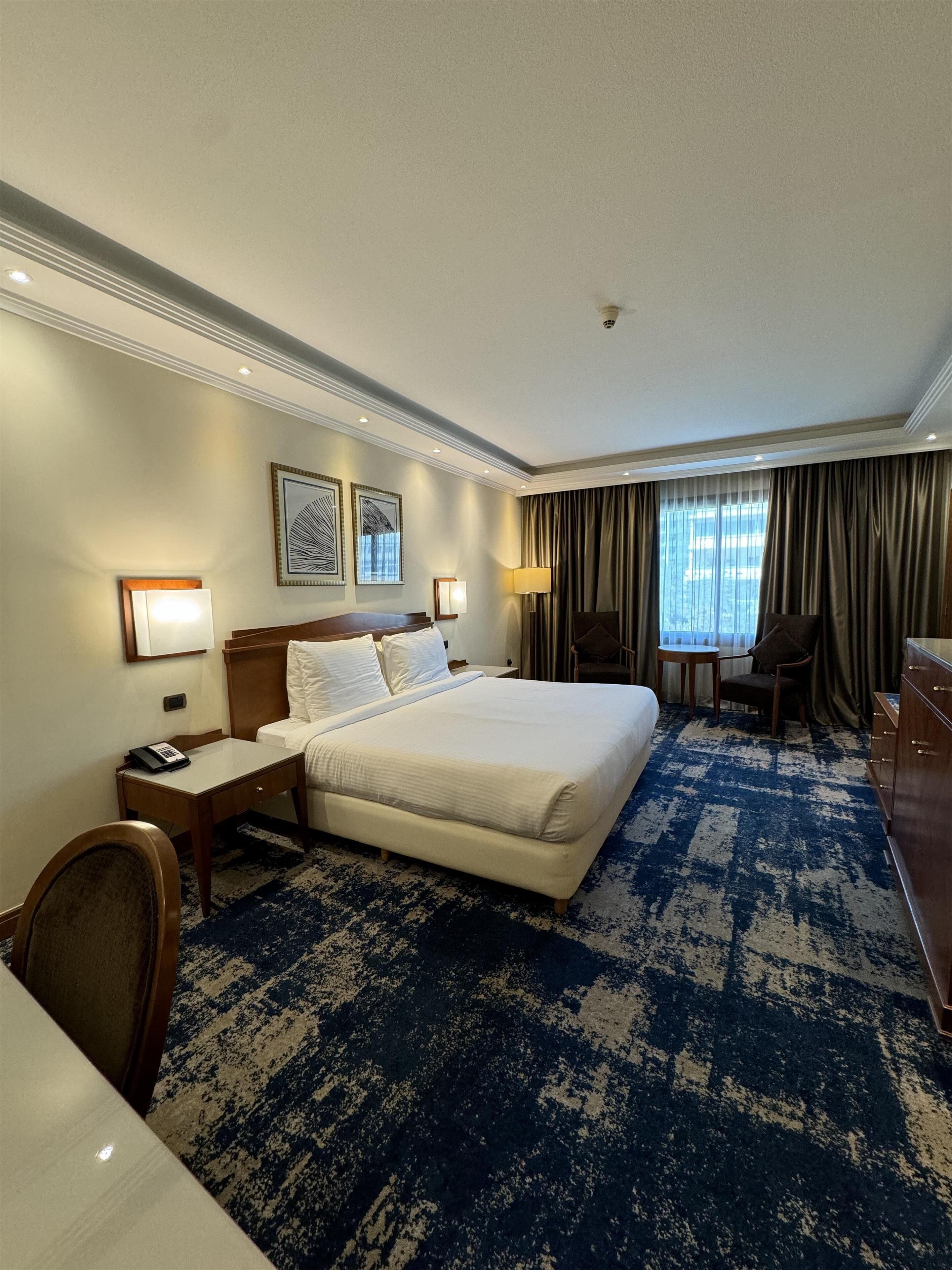 ميني بار وخزنة داخل الغرفة ومكتب ومساحة عمل للكمبيوتر المحمول