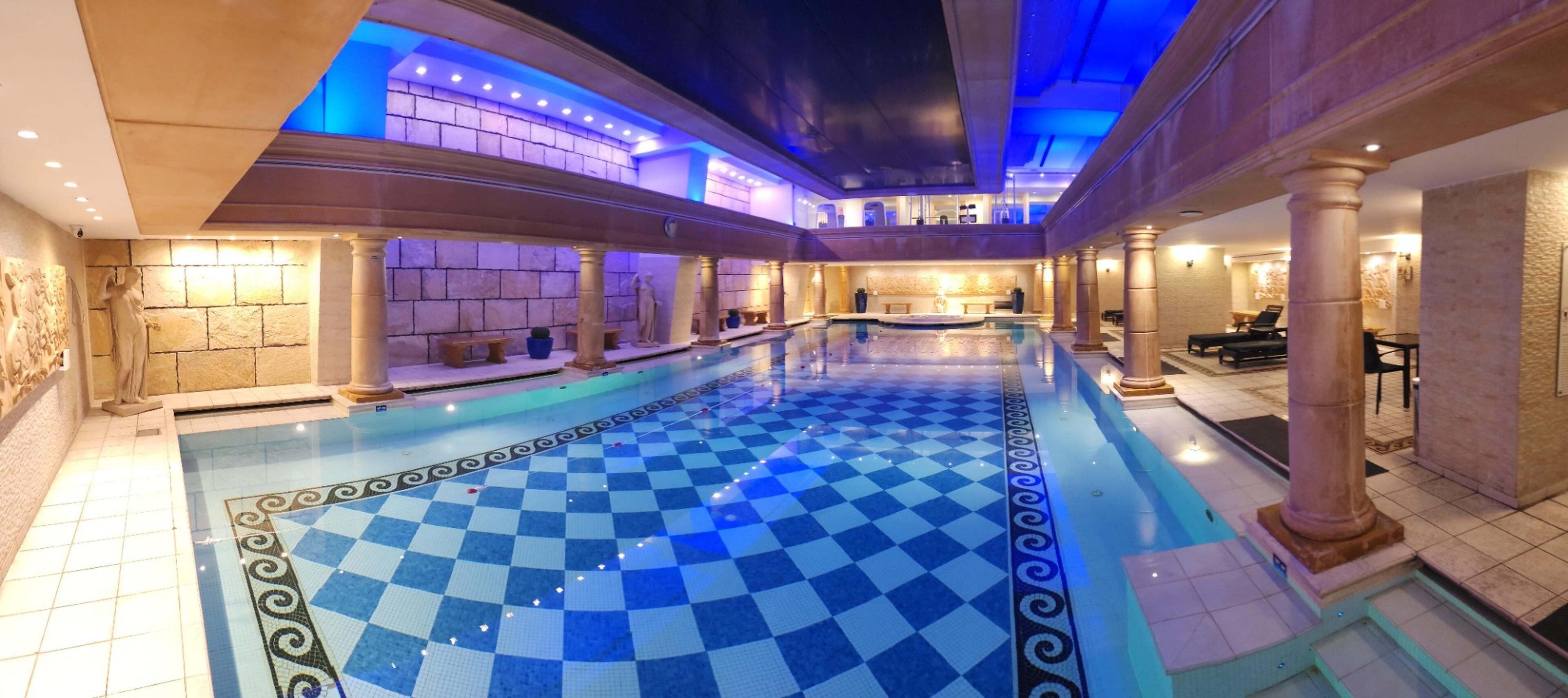 สระว่ายน้ำในร่ม